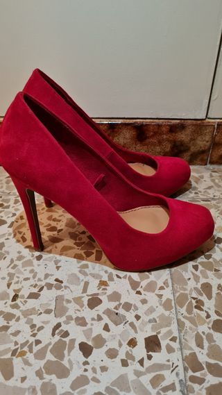 Zapatos rojos de tacón