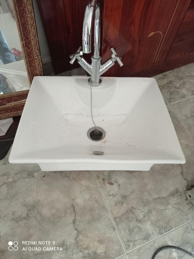 lavabo y grifo baño