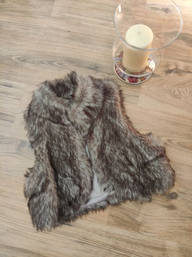 Chaleco de pelo tonos grises. Talla M Bershka