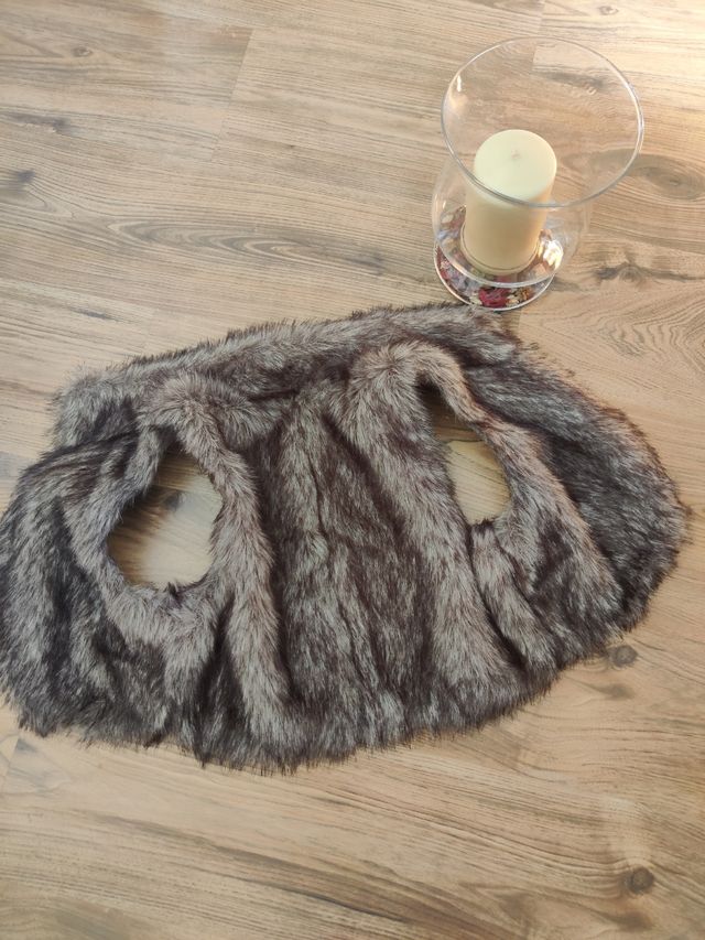 Chaleco de pelo tonos grises. Talla M Bershka