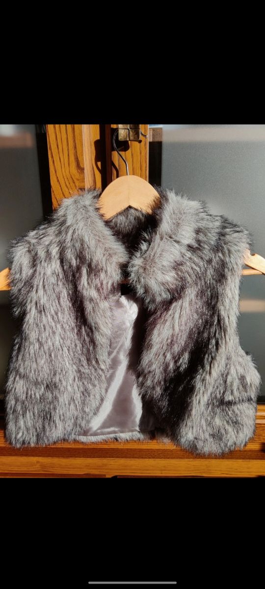 Chaleco de pelo tonos grises. Talla M Bershka
