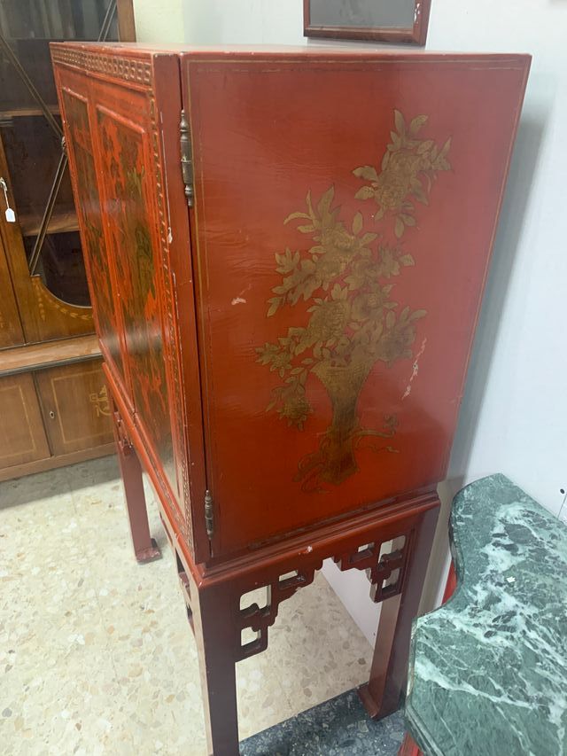 Comedor Oriental lacado en rojo
