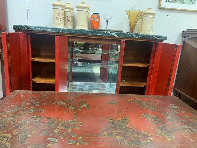 Comedor Oriental lacado en rojo