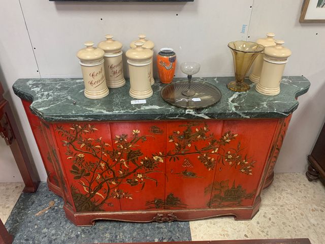 Comedor Oriental lacado en rojo