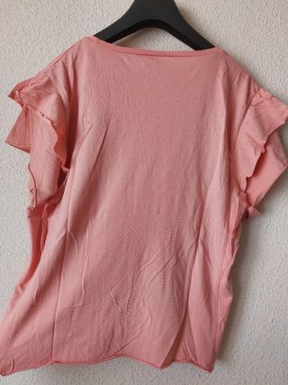 Camiseta de manga corta rosa palo con volantes