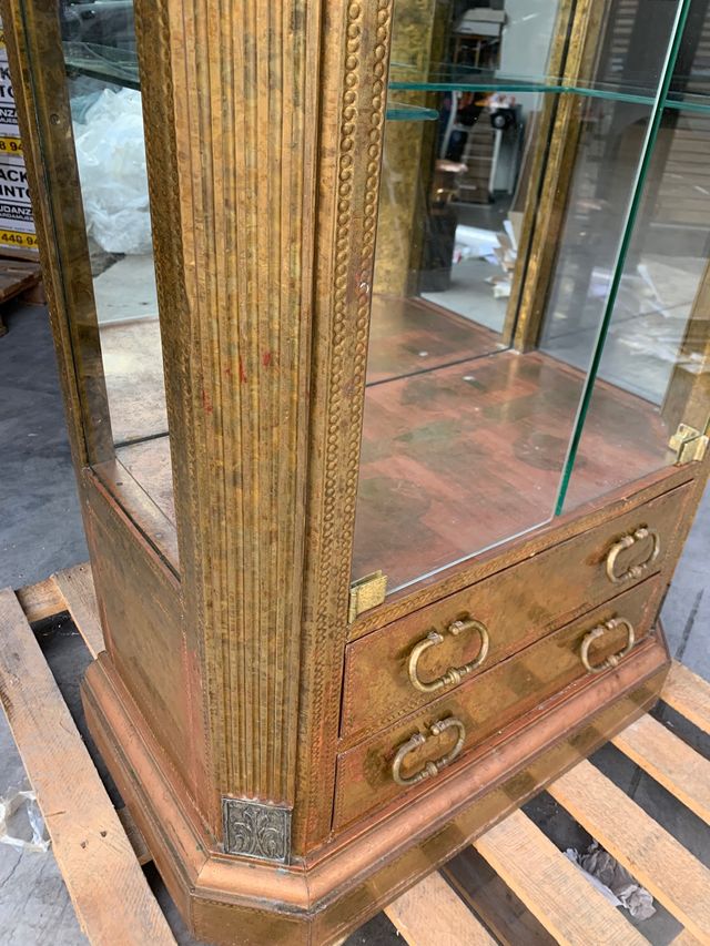 Vitrina dorada policromada.  clasica 