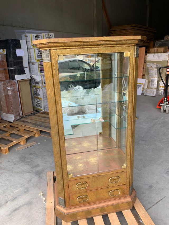 Vitrina dorada policromada.  clasica 