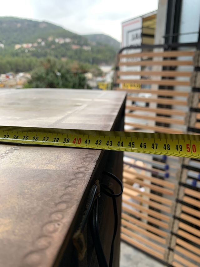 Vitrina dorada policromada.  clasica 