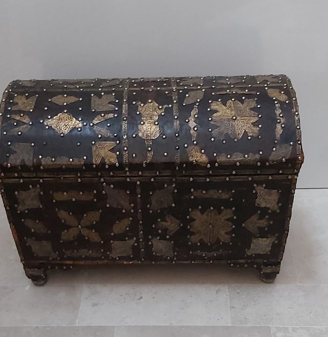 Baul madera y piel marroqui decorado bronce