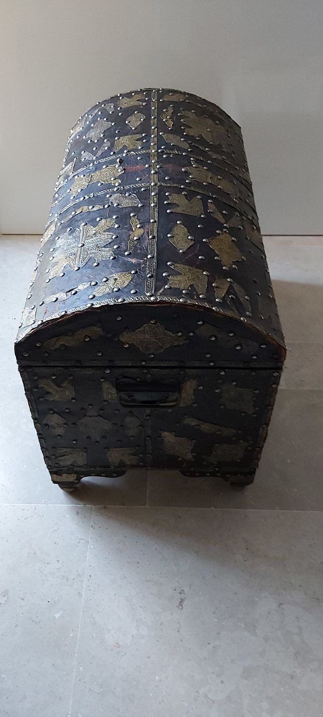 Baul madera y piel marroqui decorado bronce