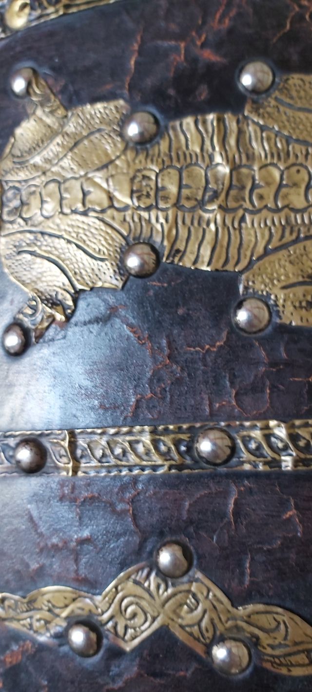 Baul madera y piel marroqui decorado bronce