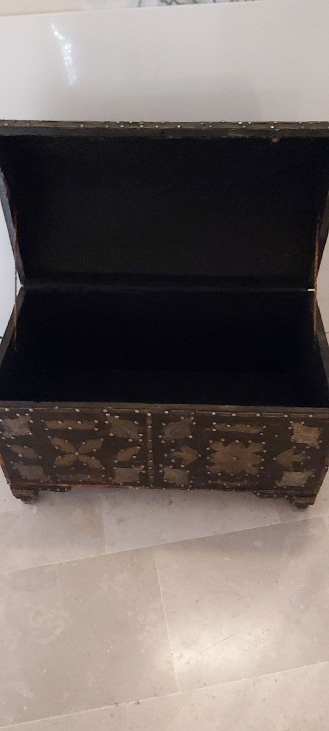 Baul madera y piel marroqui decorado bronce