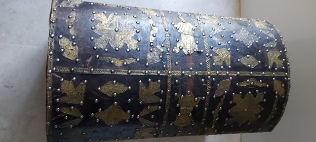 Baul madera y piel marroqui decorado bronce