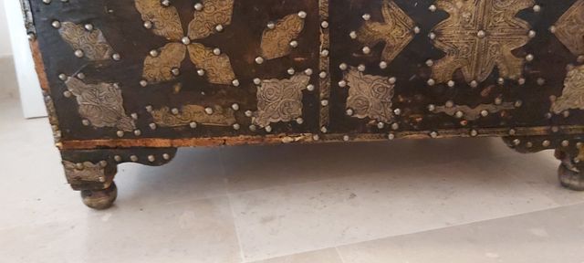 Baul madera y piel marroqui decorado bronce