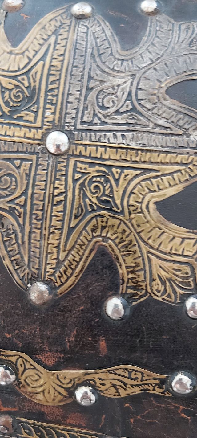 Baul madera y piel marroqui decorado bronce