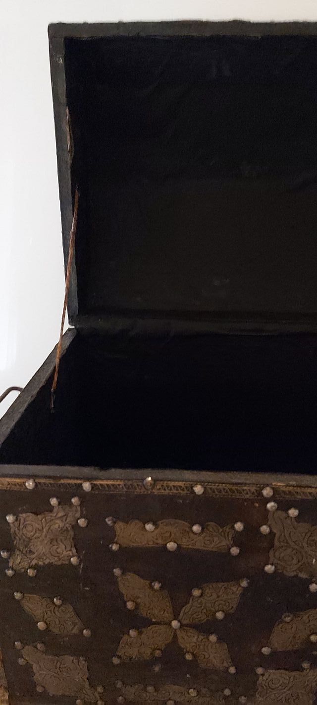 Baul madera y piel marroqui decorado bronce