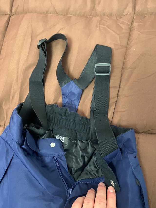 Pantalón de nieve, muy abrigoso y con tirantes