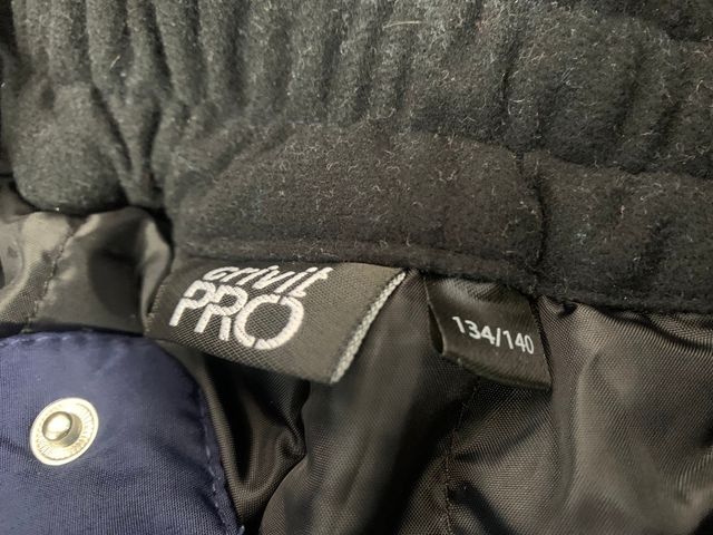 Pantalón de nieve, muy abrigoso y con tirantes