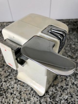 Abrelatas/afilador eléctrico Braun