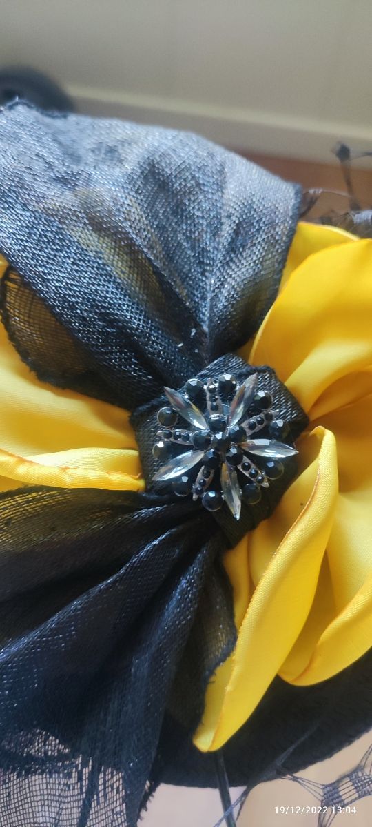 Tocado de Cucadas mostaza negro