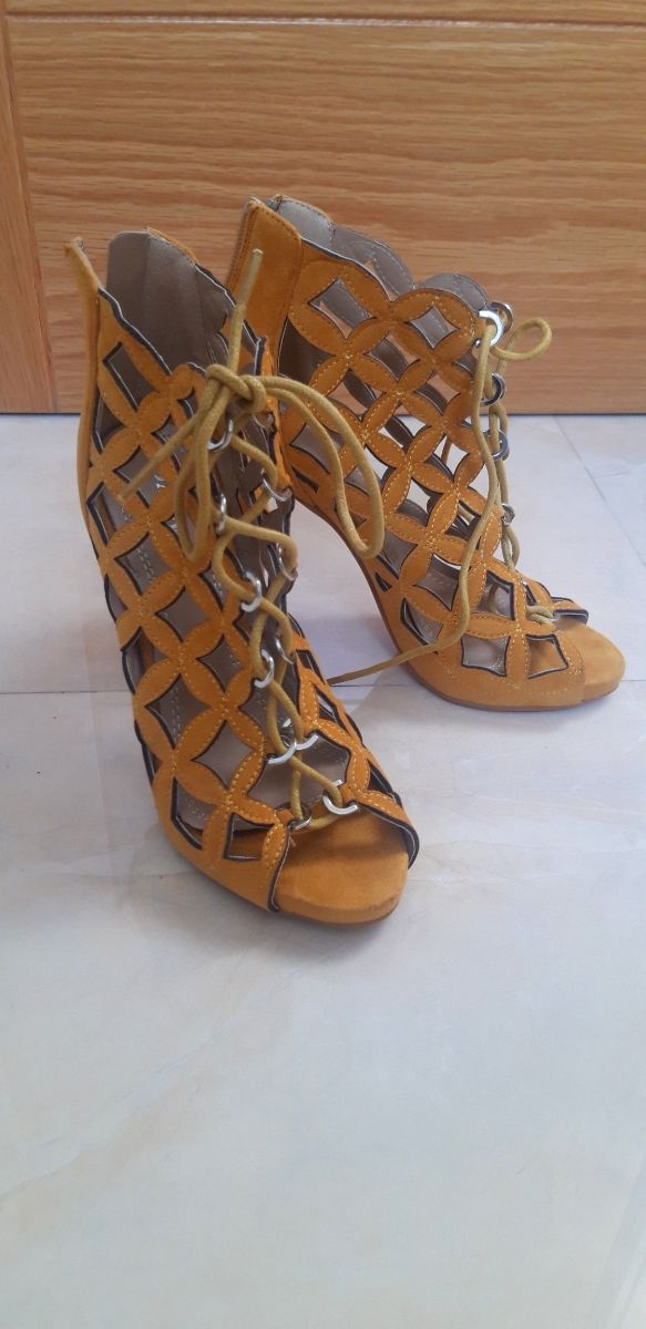 Zapatos de tacón amarillos