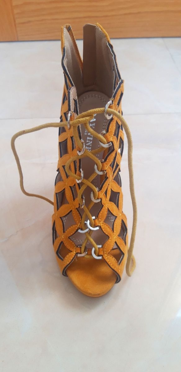 Zapatos de tacón amarillos