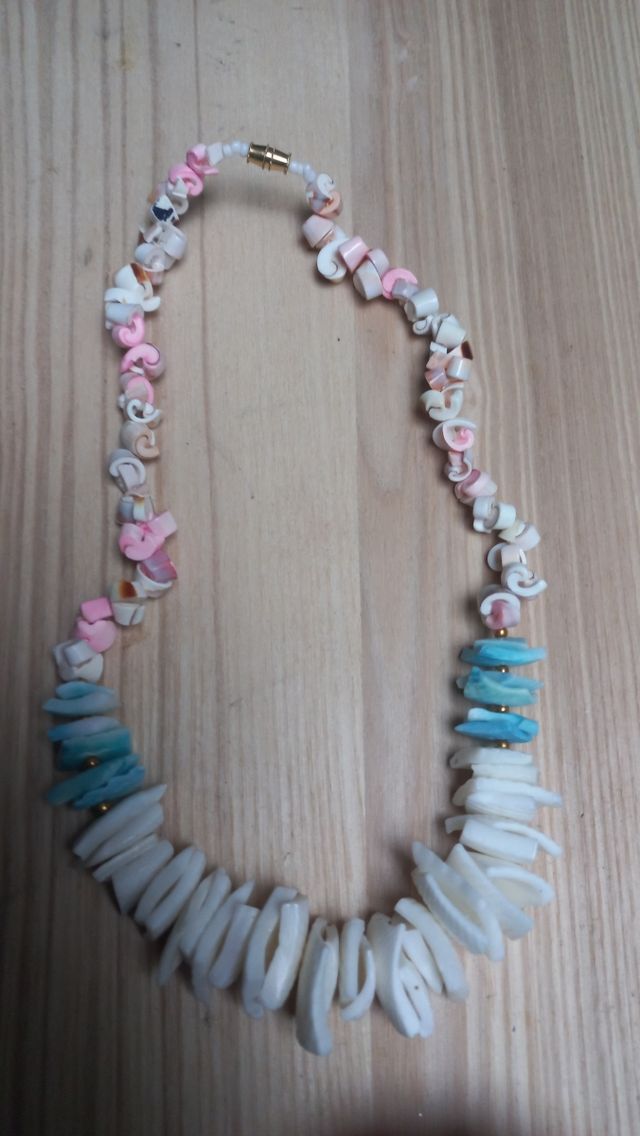 collares de conchas de la Toja