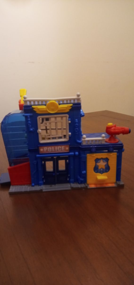 Estación de policía Superthings