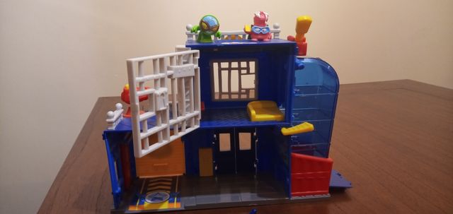 Estación de policía Superthings