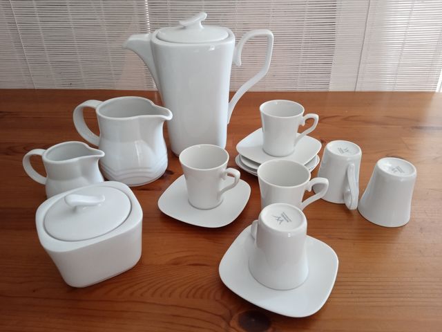 jarra de café, tazas, jarras de leche
