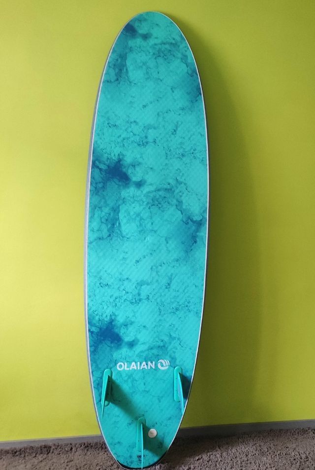 Tabla surf Olaian 7" con quillas e invento. de segunda mano por 140 EUR