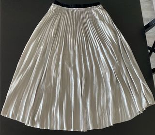Falda plisada plateada zara