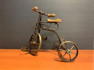 Antiguo triciclo de hierro y madera