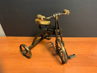 Antiguo triciclo de hierro y madera