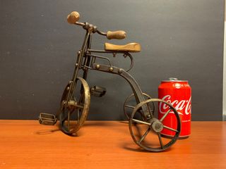 Antiguo triciclo de hierro y madera