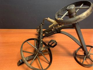 Antiguo triciclo de hierro y madera