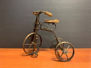 Antiguo triciclo de hierro y madera