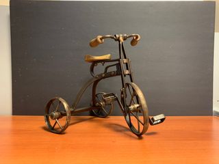 Antiguo triciclo de hierro y madera