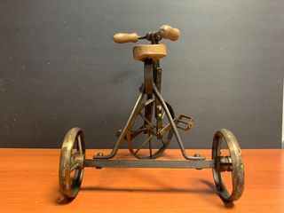 Antiguo triciclo de hierro y madera