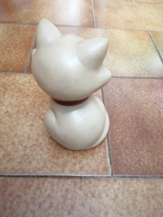 Gatto con fiocco rosso