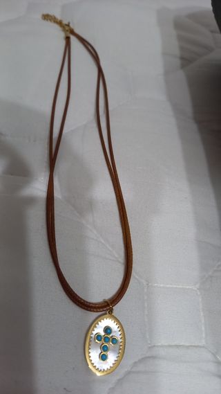 Colgante de cruz y nácar.