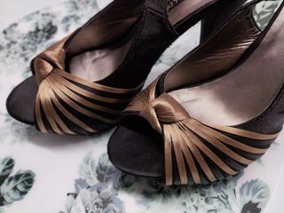 Sandalia/zapato abierto negro y beige nº 38