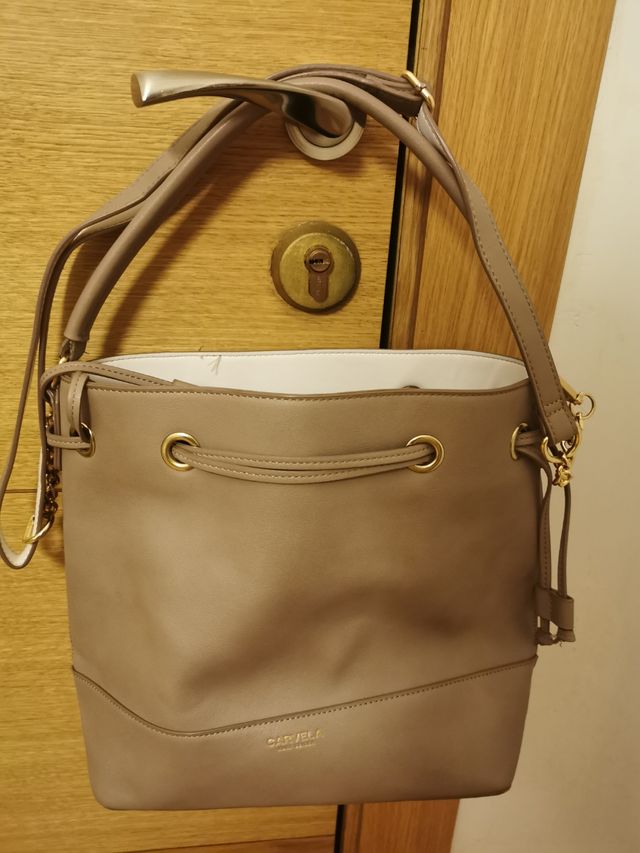 Bolso bucket marca Carvela cuero vegano