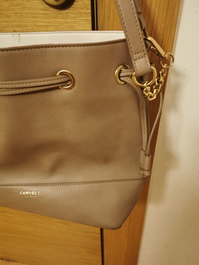 Bolso bucket marca Carvela cuero vegano