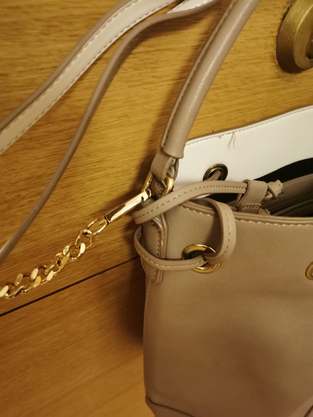 Bolso bucket marca Carvela cuero vegano