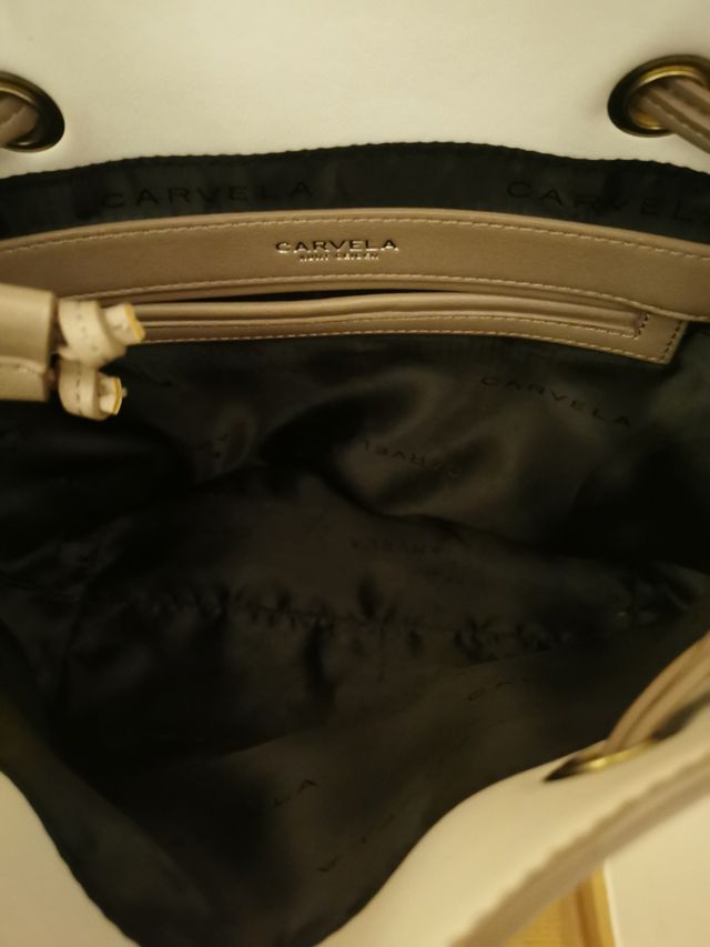Bolso bucket marca Carvela cuero vegano