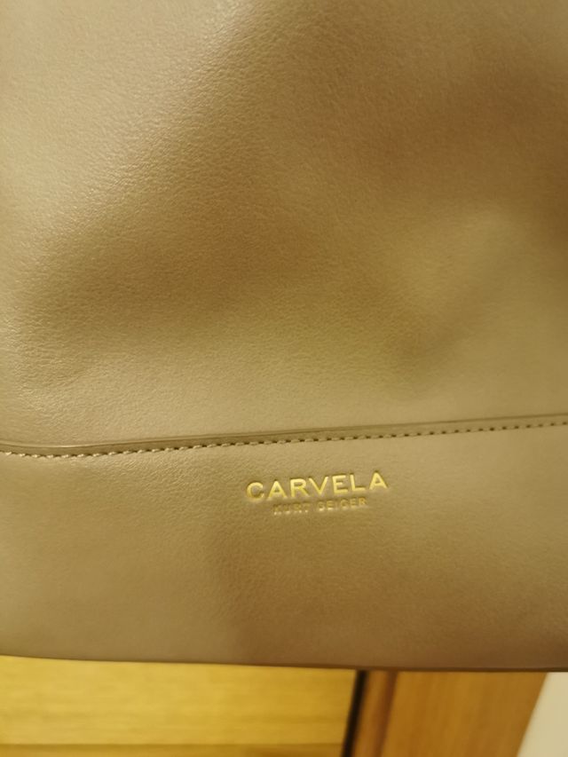 Bolso bucket marca Carvela cuero vegano