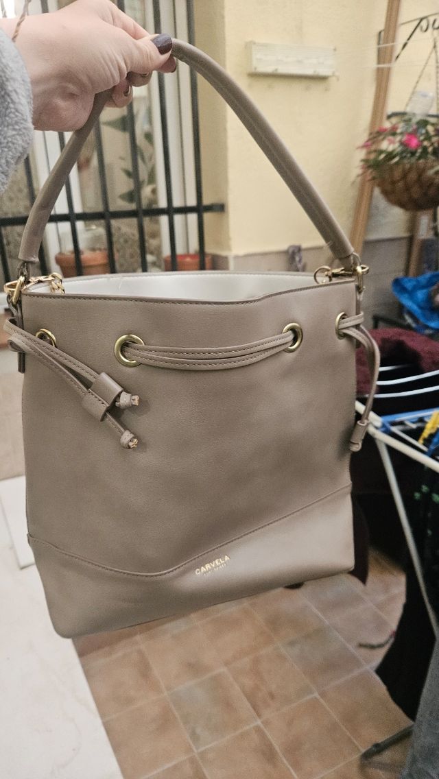 Bolso bucket marca Carvela cuero vegano