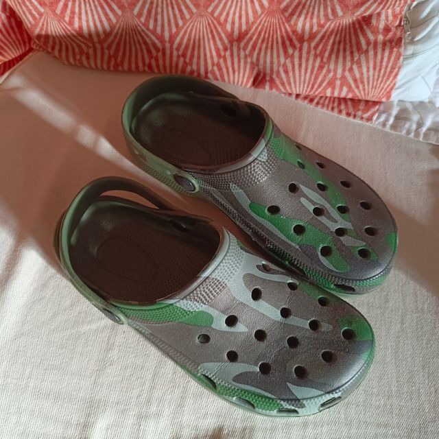 Tipo Crocs camuflage