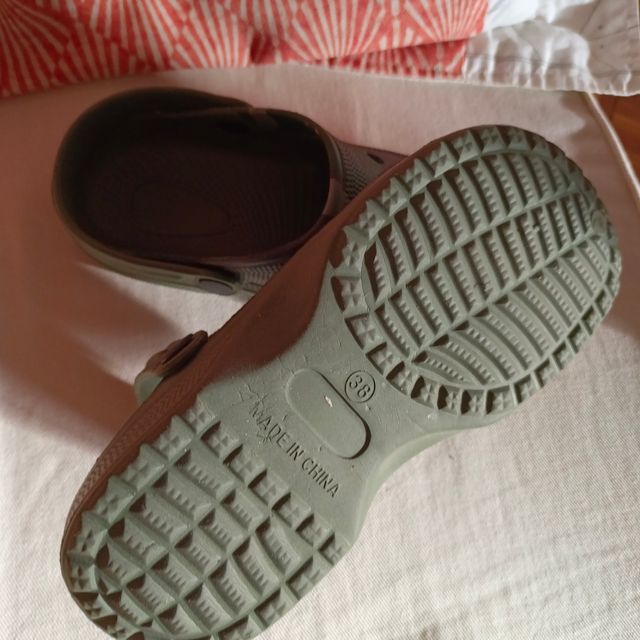 Tipo Crocs camuflage